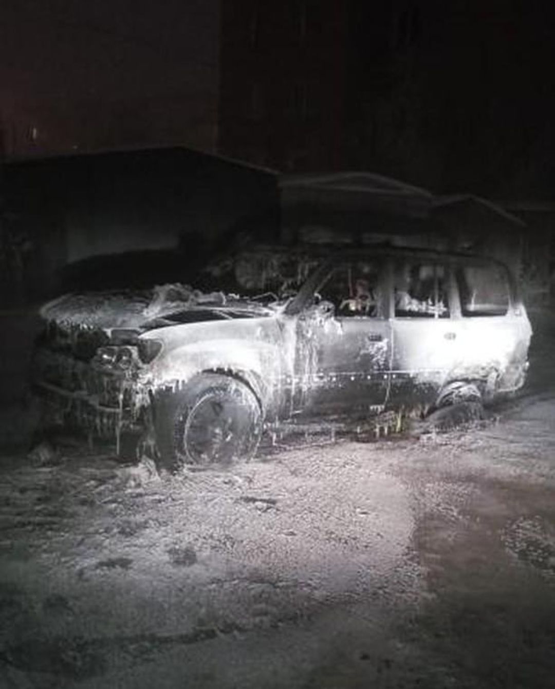 Гараж и автомобиль сгорели дотла