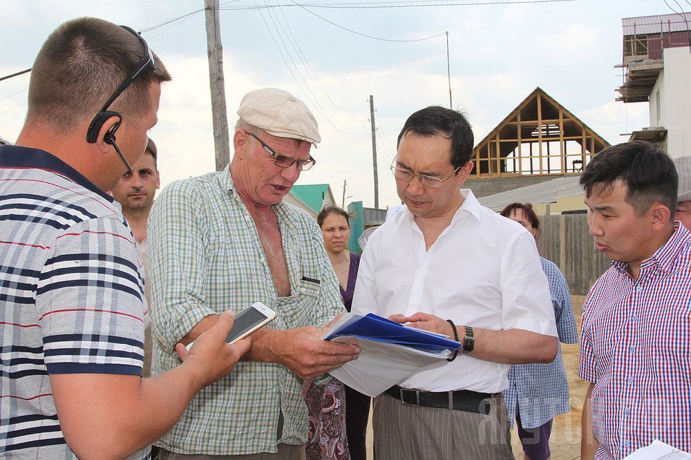 Айсен Николаев проинспектировал ремонт дорог  и встретился с жителями микрорайона Марха