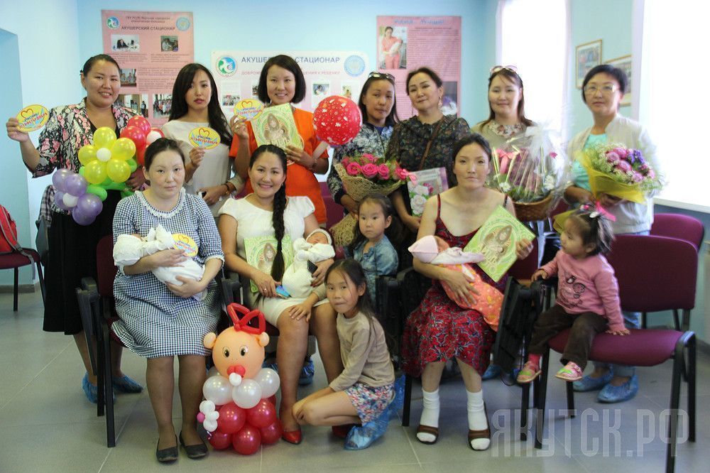 Участники «Эстафеты добра» поздравили многодетных матерей с выпиской из роддома
