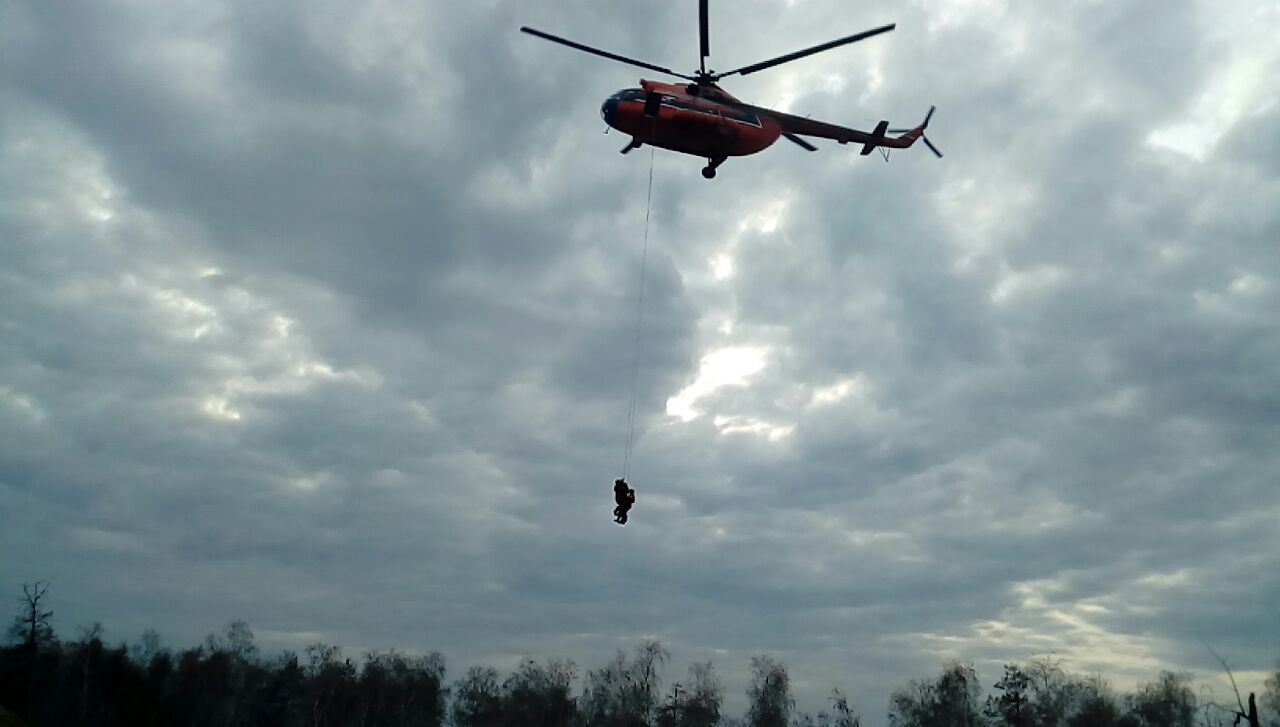 Охотников эвакуировали с помощью вертолета