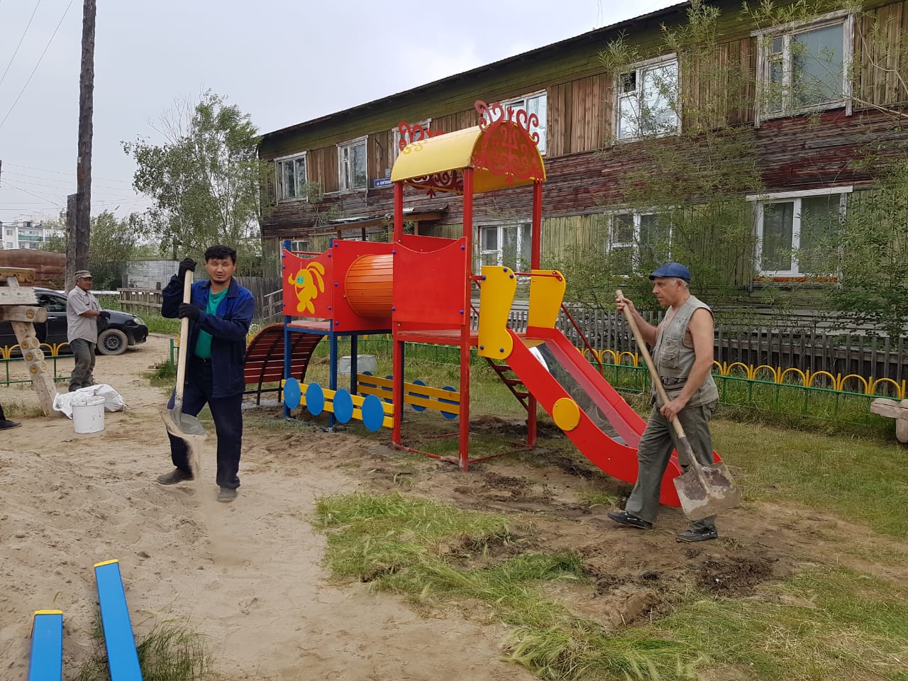 В Сайсарском округе обновляют детские площадки