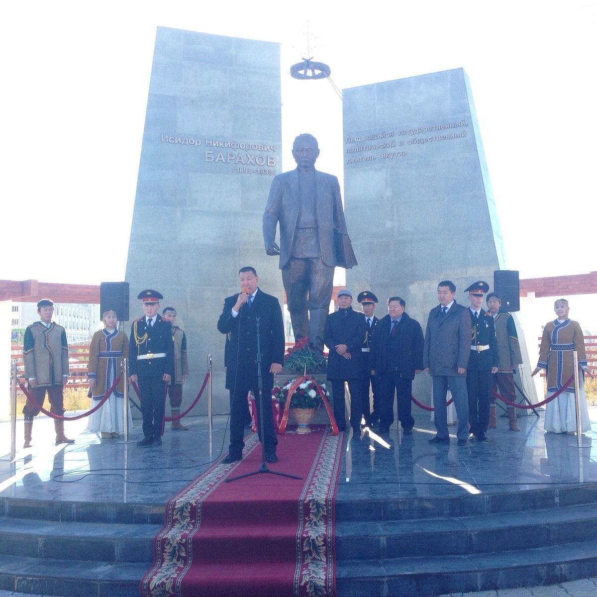 Александр Саввинов возложил цветы к памятнику Исидора Барахова