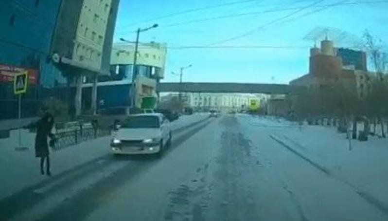 Полиция Якутска разыскивает водителя, не уступившего дорогу пешеходу