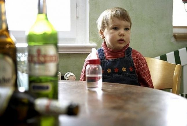 Родителей-алкоголиков предложили лечить принудительно