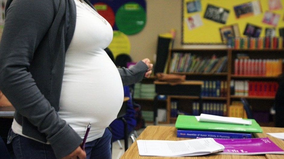 Школьный учитель и ученица беременна в 16. Беременные студентки. Беременные школьники.