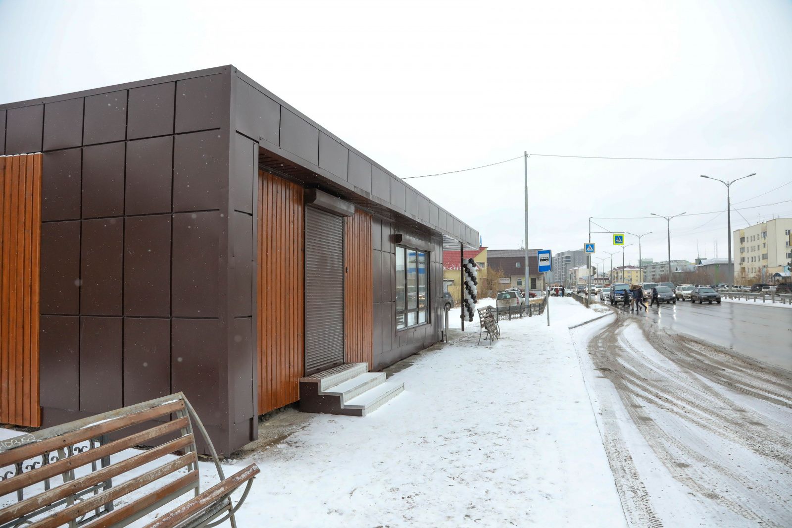 В Якутске открылась очередная теплая автобусная остановка