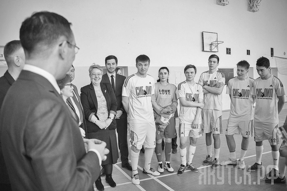Айсен Николаев встретился с победителями Всероссийского турнира по мини-футболу среди школьных команд