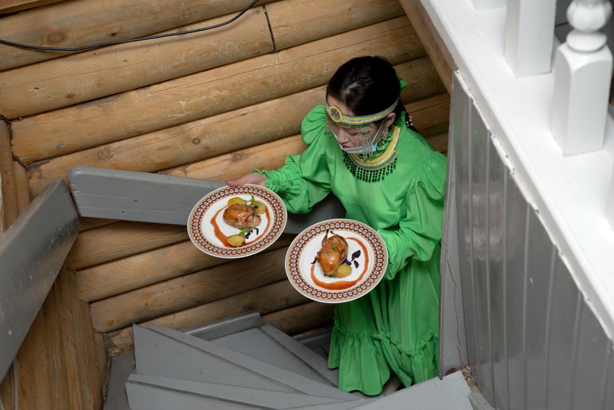 Жюри фестиваля "Вкус Якутии" угостили перепелами под брусничным соусом 