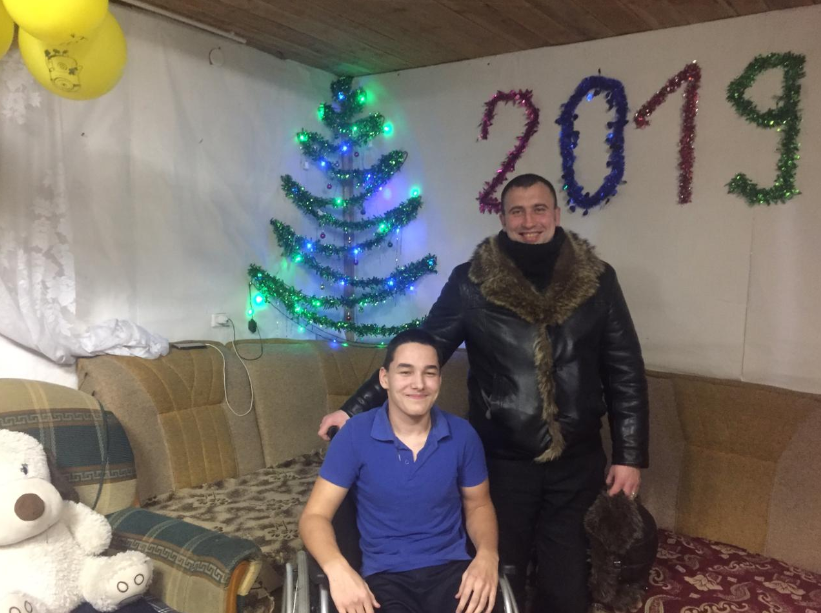 Члены Молодежной палаты Якутска подарили ребенку с ДЦП инвалидную коляску