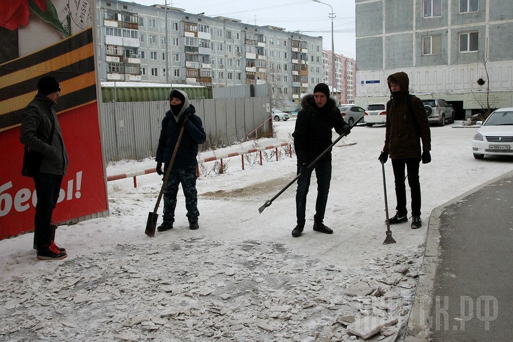 Участники акции «Личный пример» очистили от снега и наледи дворовые территории социально значимых объектов
