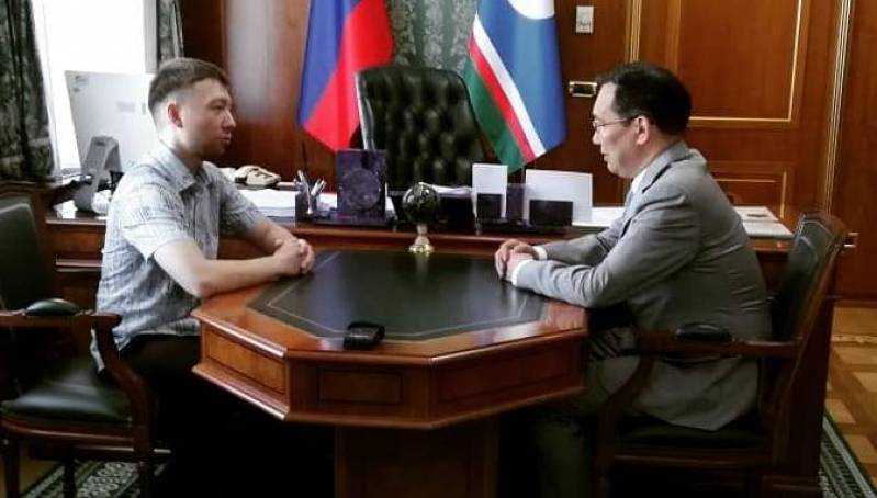 Айсен Николаев встретился  с преподавателем, позвонившим Путину