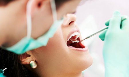 Протезирование зубов: «зубы в стакане» или «фарфоровая» улыбка?