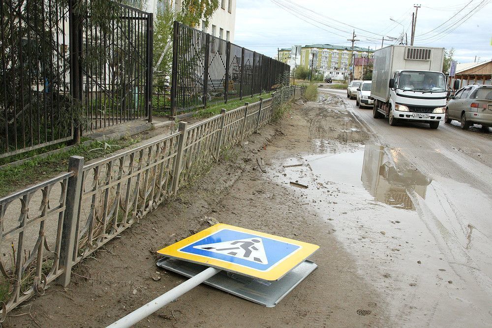 В Якутске проверили элементы улично-дорожной сети возле общеобразовательных учреждений