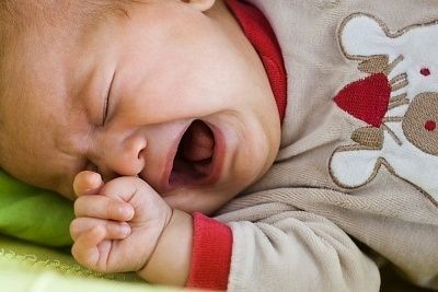 Малыш вздрагивает во сне. Есть ли повод для беспокойства?