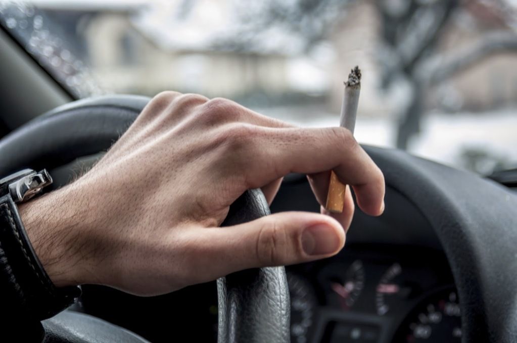 В Госдуме предложили запретить курение за рулем