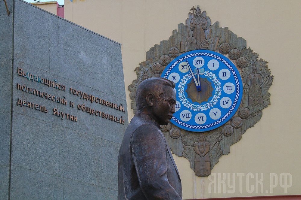 Общественность возложила цветы к памятнику И. Н. Барахову