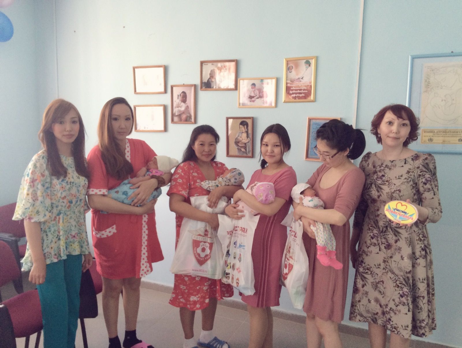 Фонд «Волшебный сундучок» поздравил молодых мам
